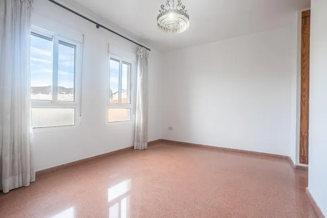 Almeria - cruz de caravaca: amplio triplex - 6 habitaciones + 3 baños + 1 aseo + garaje amplio + 2 salones + 2 cocinas + solarium — 24