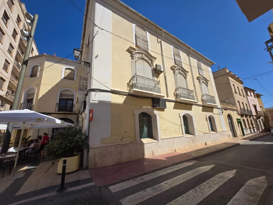 EDIFICIO MODERNISTA EN EL CORAZÓN DE MONOVAR - PLAZA DEL AYUNTAMIENTO
