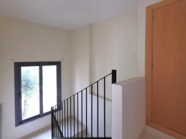 Magnífica y espaciosa casa adosada de 4 plantas (aprox. 176 m2). Varias terrazas y gran zona de piscina comunitaria. Cerca de campos de golf, La Zenia Boulevard, y a poco más de 5 km de las playas. — 47