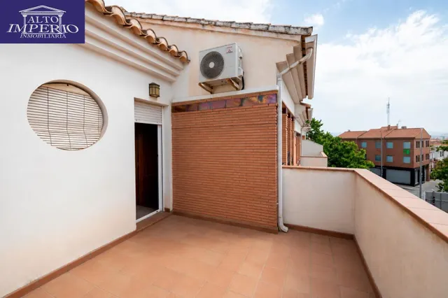 AMPLIA CASA ADOSADA DE 241 m2 CON 4 DORMITORIOS, GARAJE, SÓTANO, PATIO Y TERRAZAS — 21