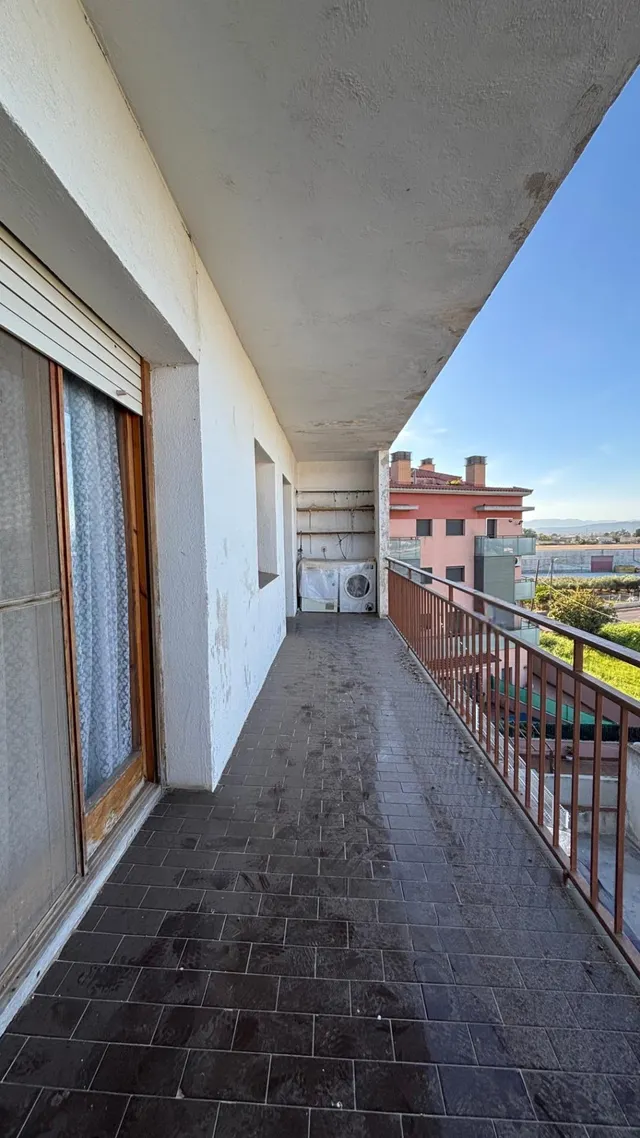 Piso de 4 habitaciones con garaje privado, dos balcones y vistas despejadas en el centro de Deltebre — 15
