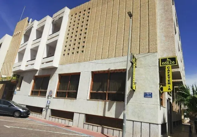 SE VENDE local comercial OKUPA en C De La Base 4 de Alcázar - foto 4