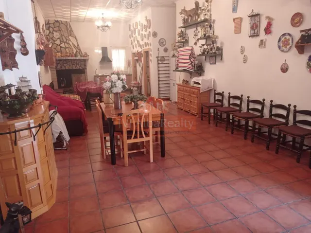 SE VENDE PISO Y LOCAL EN SAN PEDRO(PUEBLO) EN BUEN ESTADO, CON 5 DORMITORIOS. — 21