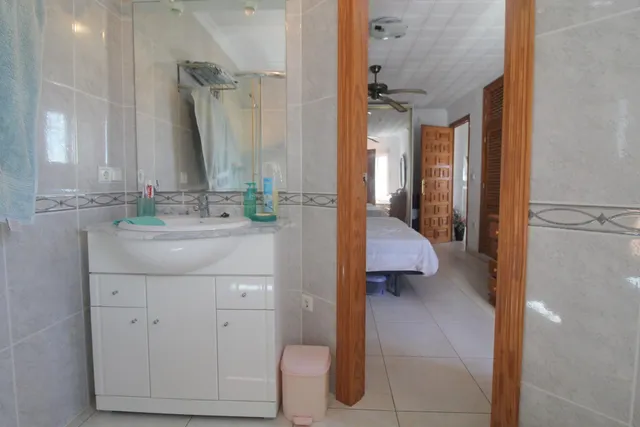Chalet independiente con piscina privada, jardín y garaje en El Chaparral, Torrevieja — 17