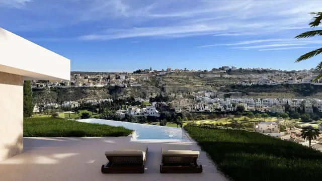 Villa de una planta con piscina y parcela de 870 m2 en La Marquesa — 2