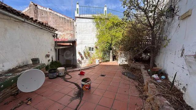 CASA CON PATIO Y TERRAZA A LA VENTA — 4