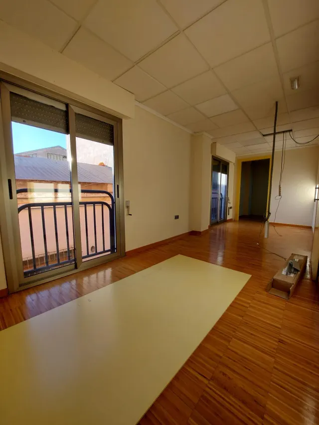 SE VENDE O ALQUILA LOCAL DE OFICINAS Y DESPACHOS EN BENIAJAN — 24