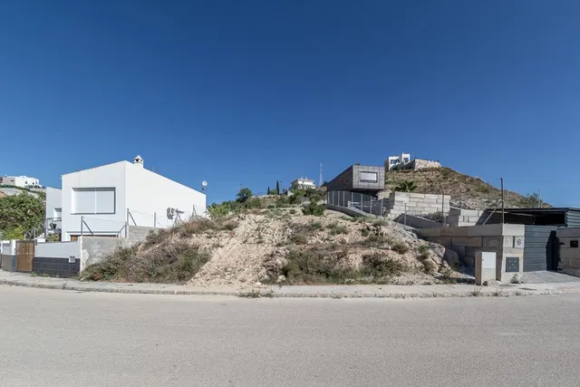 SOLAR URBANO EN ALTOS DE LA ZUBIA CON MAGNÍFICAS VISTAS — 3