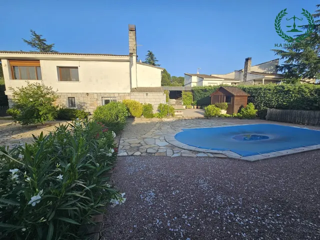 Chalet independiente con parcela de 1.000 m2 y piscina priva