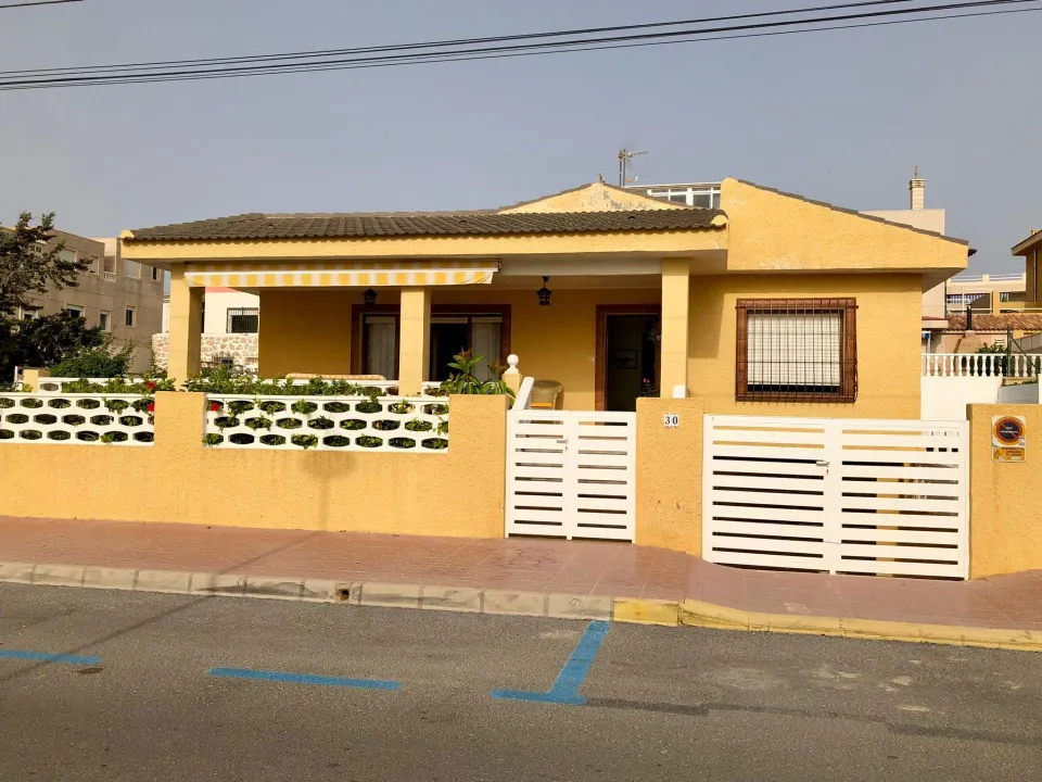 Villa privada con 6 habitaciones frente al mar en Guardamar playa.