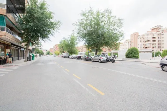Se vende plaza de aparcamiento cerrada junto Alhamar — 17