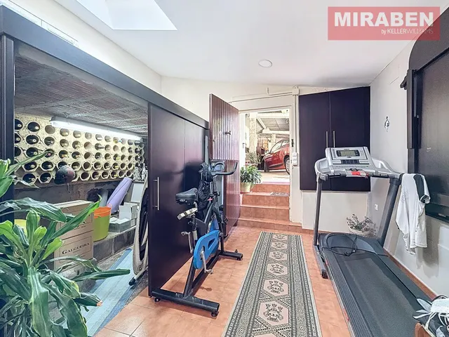 CASA EN VENTA EN RIANXO CON PATIO Y HORREO — 19