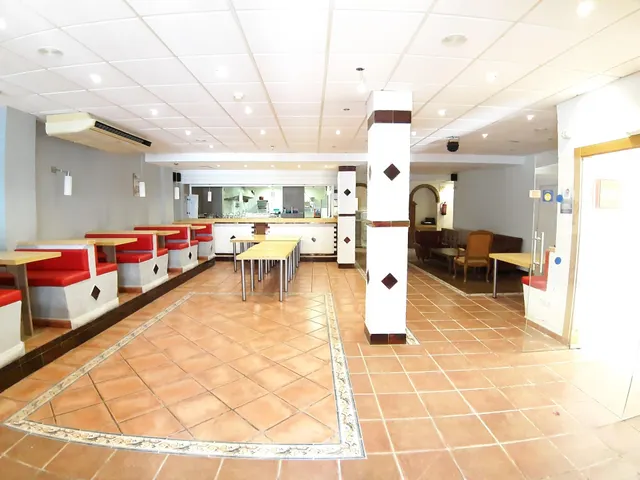 Amplio Local Comercial de 600 m2 en Ubicación Estratégica de Calahonda Baja — 4