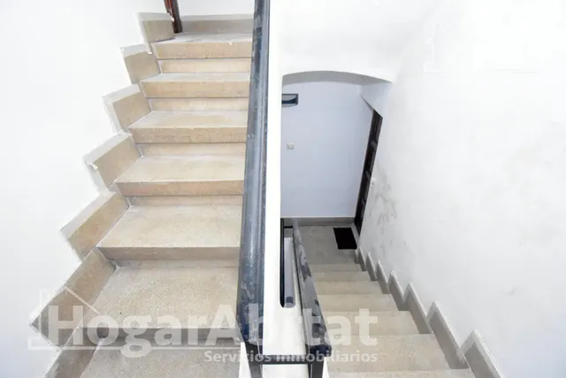 Disfruta de la luz natural y el encanto de vivir a un paso del centro en este acogedor piso con balcón — 30