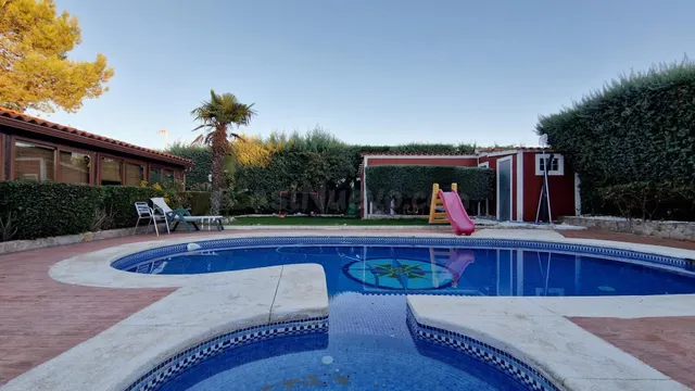 Chalet en venta con piscina - foto 5