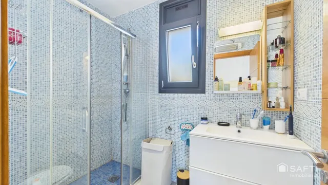 Casa moderna con cuatro habitaciones, piscina y garaje — 11