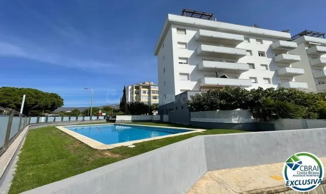 Apartamento de 3 habitaciones con piscina y aparcamiento pri - foto 3