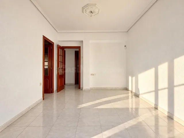 Piso exterior de 4 habitaciones con balcón junto a la playa de Las Arenas, Valencia — 3