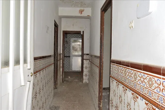 Casa adosada de 4 dormitorios con terraza para reformar en Algeciras — 21