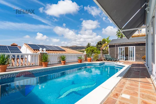 VILLA INDEPENDIENTE CON PISCINA, GRANDES TERRAZAS Y VISTAS AL MAR EN BENAJARAFE — 32