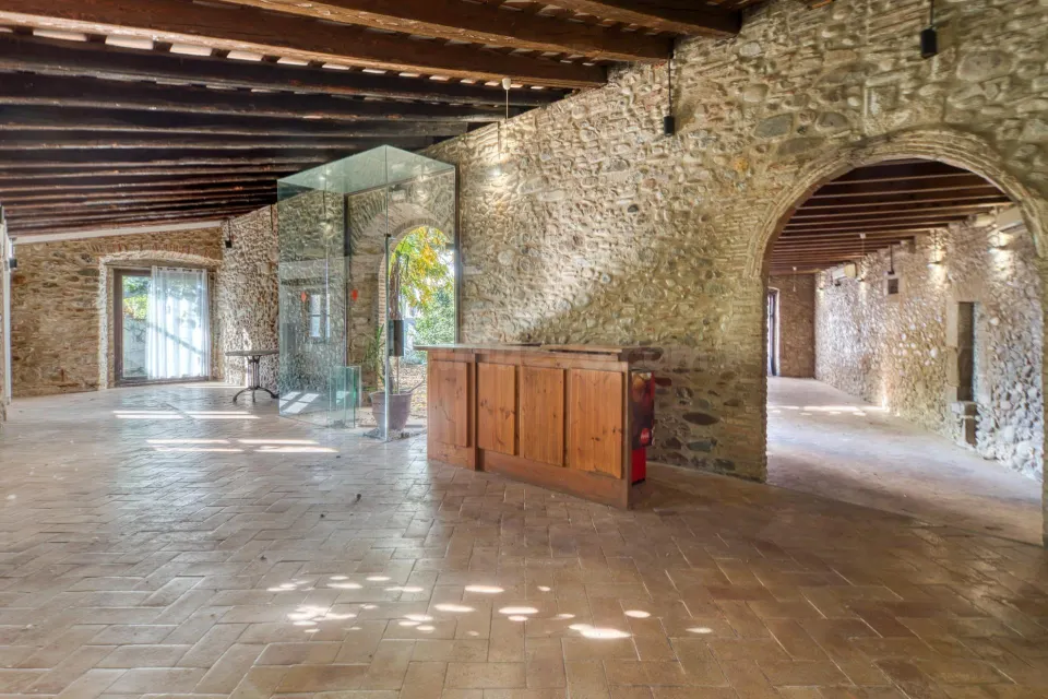 Casa de piedra semirestaurada