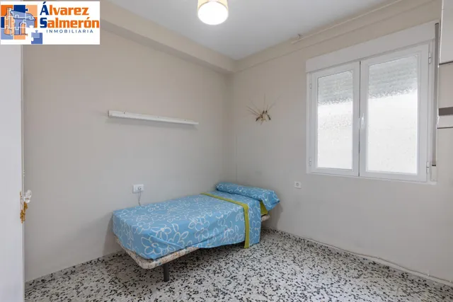 Piso de 3 dormitorios en calle milán, zaidín | muy luminoso y con gran potencial — 16