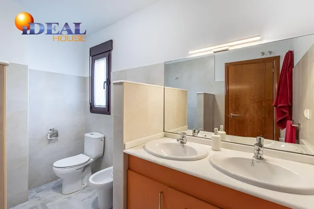 Amplia casa de 182 m2 con patio, gran sótano y a menos de 5 minutos del metro — 20