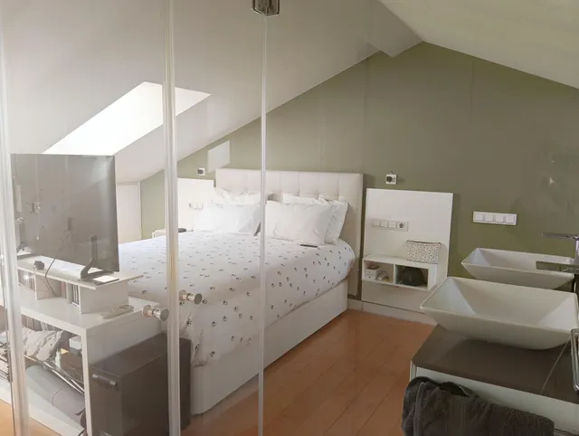 Espectacular adosado con buhardilla , apartamento independiente con baño y sin cocina, garaje doble y piscina en zona residencial premium — 45