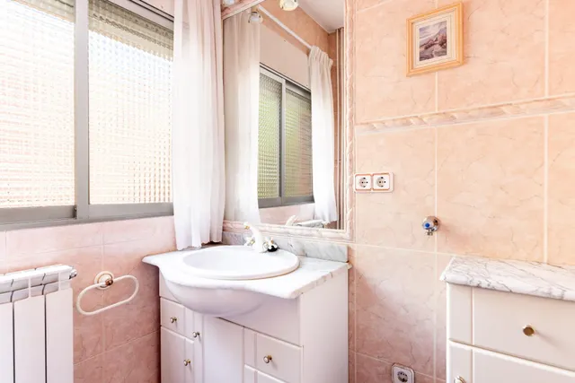 Piso amplio con 4 habitaciones y luminoso con terraza en zona tranquila y ajardinada. — 19