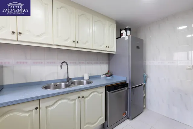 Casa independiente con piscina en La Zubia. — 11
