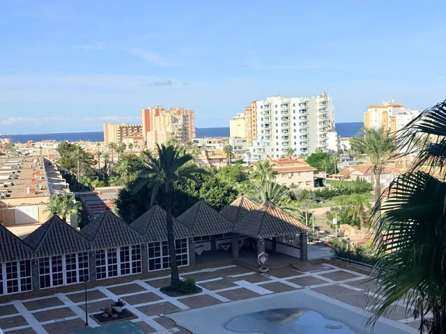 Apartamento con una gran terraza esquinera en  la urbanización Arpón II, en el kilómetro 4 de La Manga del Mar Menor. — 4
