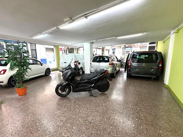 Amplio Local Comercial en el Centro de Santa Coloma de Gramanet por €290,000 — 4