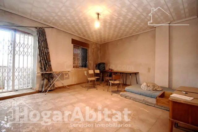 ESPACIOSA CASA CON LOCAL COMERCIAL, DOS TERRAZAS Y BALCÓN - foto 2