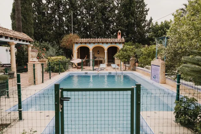 Ponemos a la venta este precioso y peculiar chalet con pisci - foto 2