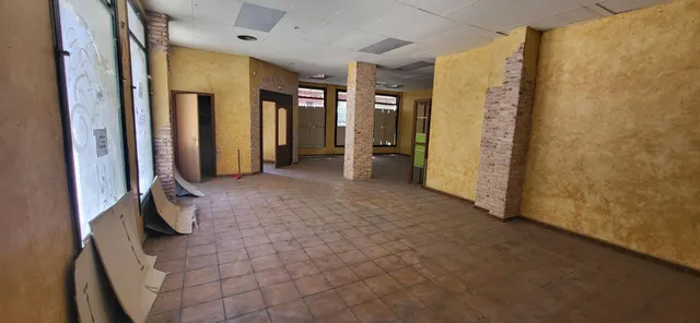 SE VENDE LOCAL COMERCIAL A 2 CALLES, CHAFLÁN EN ARQUITECTO VANDELVIRA. CON MULTITUD DE POSIBILIDADES — 8