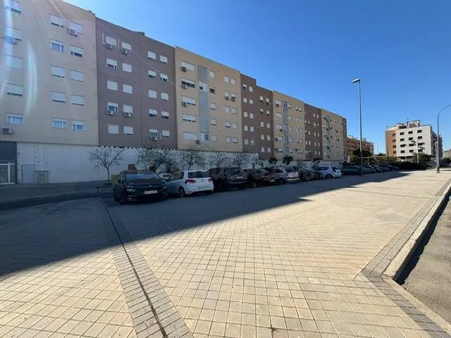 LOCALES EN POLIGONO RESIDENCIAL — 2