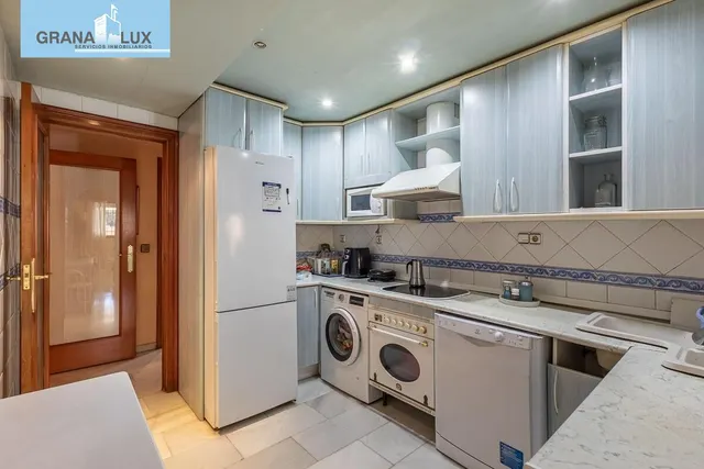 EXCLUSIVO PISO CON JARDÍN PRIVATIVO EN UNA DE LAS MEJORES URBANIZACIONES DE GRANADA — 26
