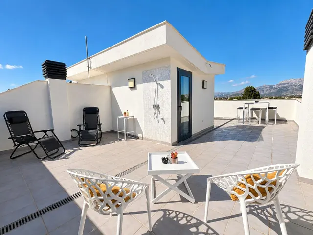 Preciosa casa de esquina con 3 dormitorios, amplia parcela privada y vistas panorámicas en Albir — 37