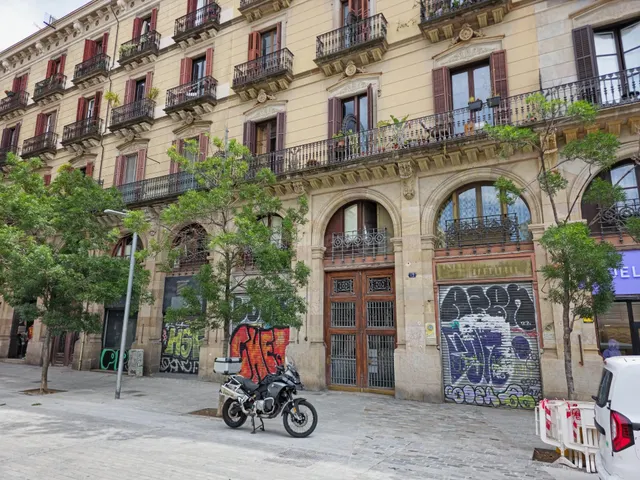 Exclusivo local comercial en planta baja y sótano, situado e