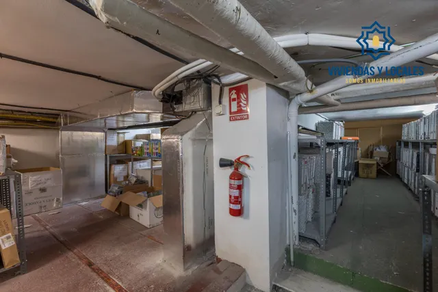 Amplio local comercial en una de las zonas más consolidadas de Granada con salida a dos calles — 23