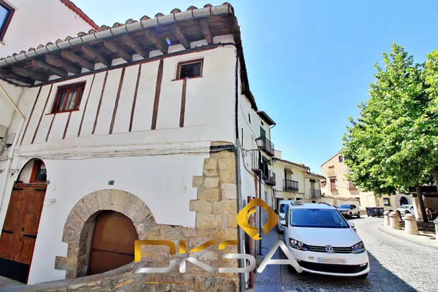 Casa esquinera con vistas al castillo para reformar en la pl