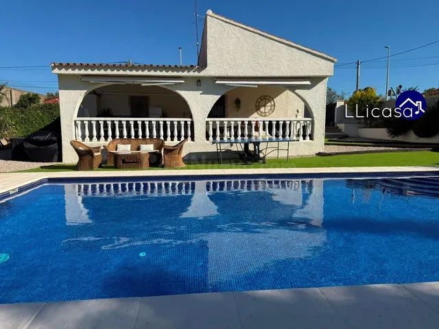 Chalet independiente en venta en urbanización de Llíria