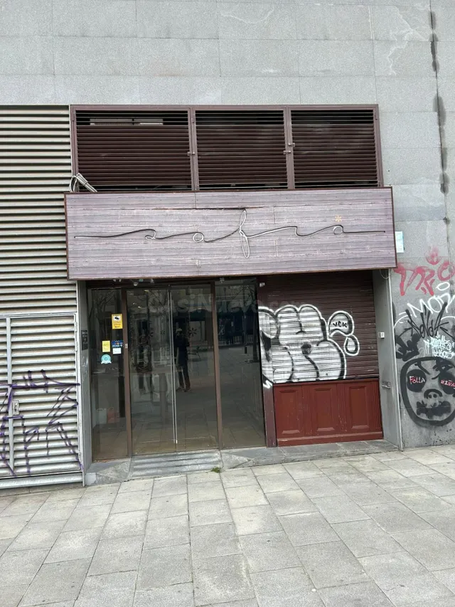 LOCAL EN BON ESTAT A LA PLAÇA DE VAPOR VENTALLÓ DE TERRASSA - foto 2