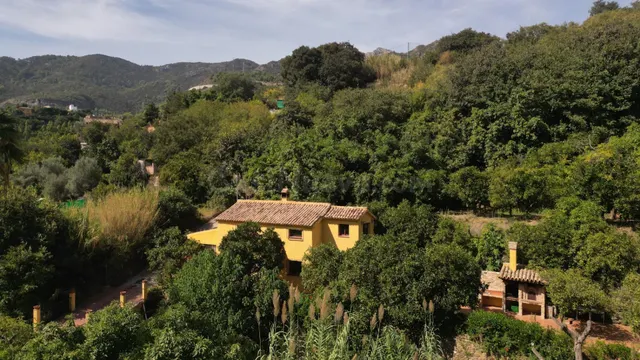 Casa de campo con Parcela de 2 hectáreas en Ojén, un oasis d - foto 2