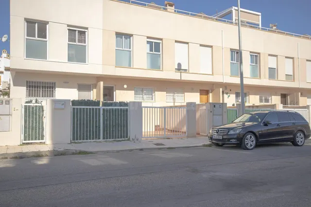 Duplex de 3 dormitorios 2 baños, piscina comunitaria en Orih - foto 2