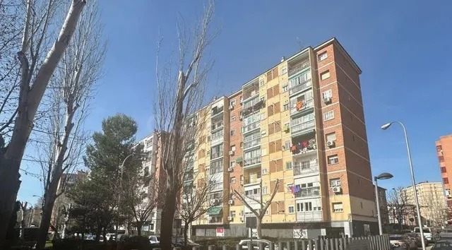 SE VENDE piso OKUPA en C Jose De Cadalso 82 de Madrid