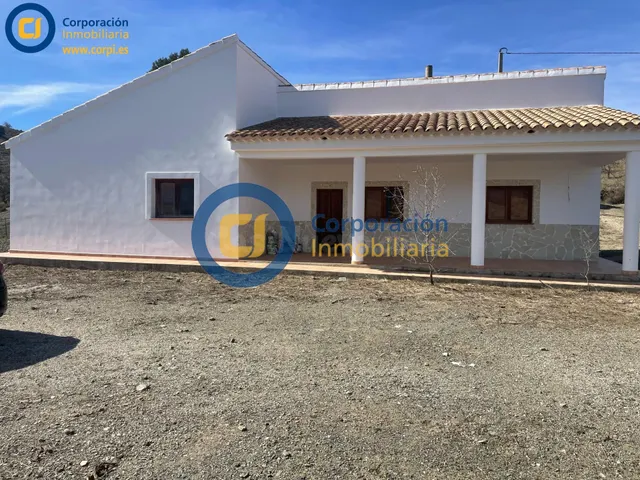 Casa de Campo con cuatro dormitorios en zona muy rural