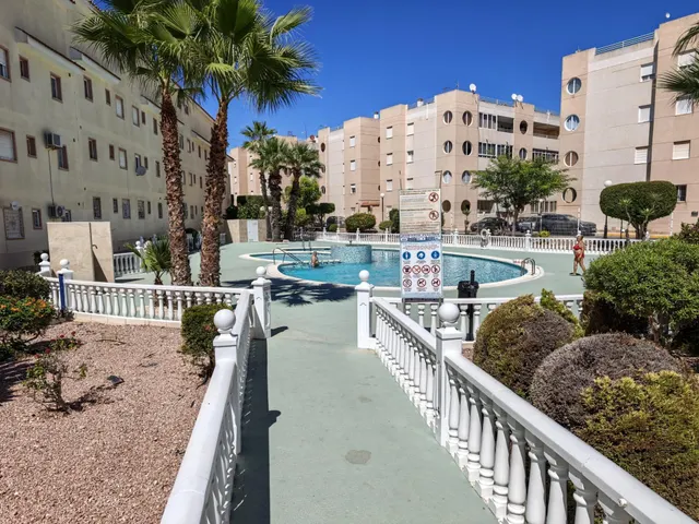 APARTAMENTO DE 2 DORMITORIOS CON PISCINA, APARCAMIENTO Y GRAN BALCÓN CERRADO EN TORREVIEJA — 16
