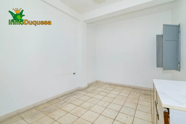Piso de 4 Dorm. en Camino de Ronda. Para REFORMAR. — 16