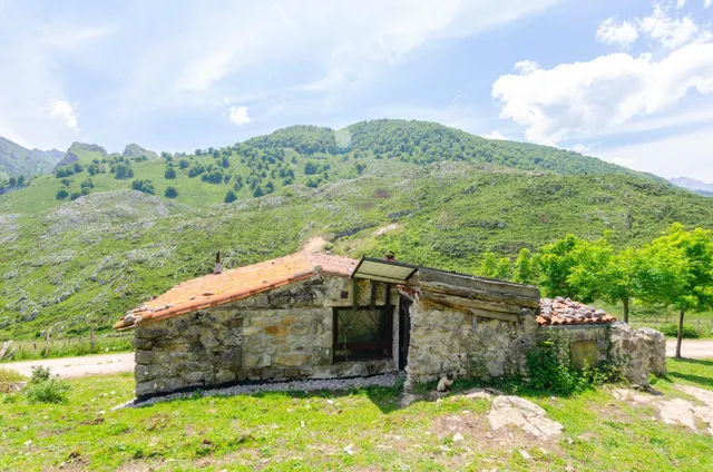 CABAÑA DE PIEDRA EN EL CORAZÓN DE LOS PICOS DE EUROPA - foto 5